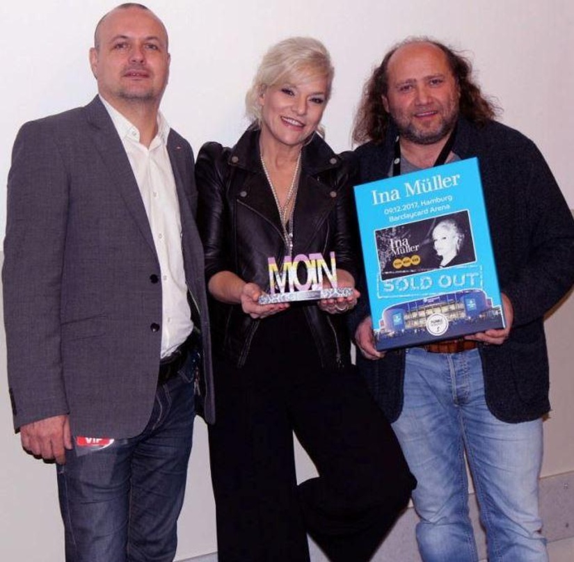 Bei der Preisübergabe (von links): Steve Schwenkgelenk (General Manager Barclaycard Arena), Ina Müller und Günther Maienschein (Prokurist Funke Media