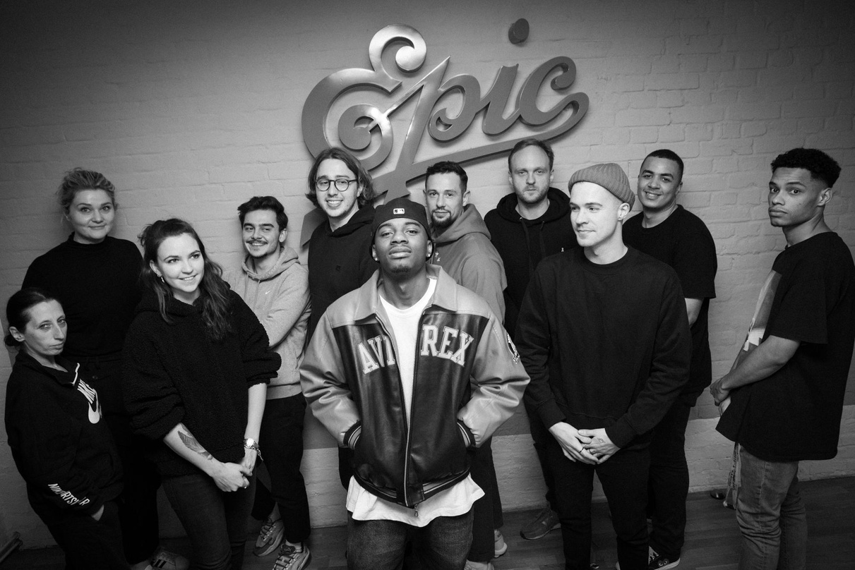 Stehen mit der ersten Epic-Single "Benzo" in den Startlöchern: Elias (6. von links) und sein Team