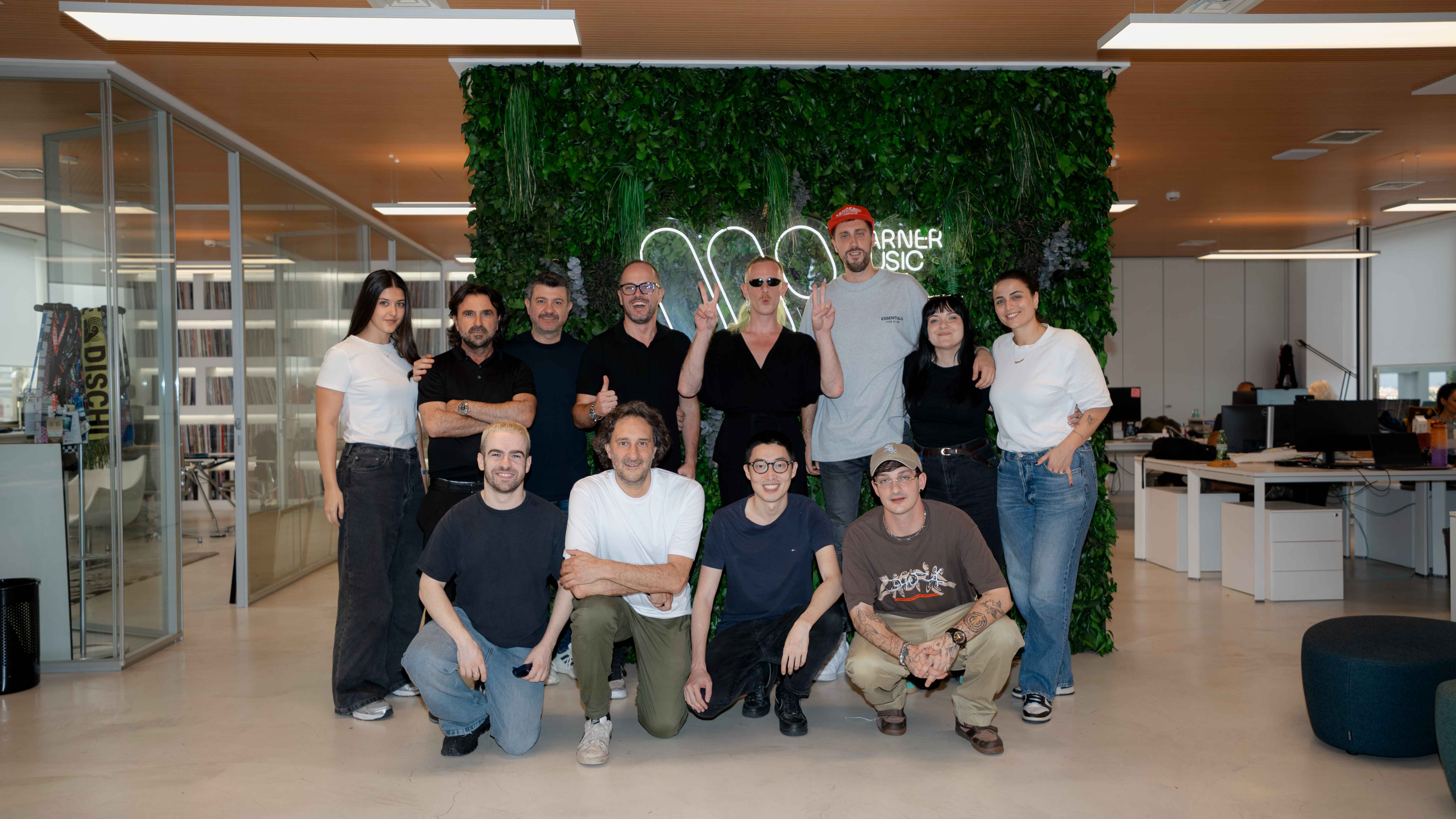 In den italienischen Büros von Warner Music (von links): (stehend) Francesca Mauri, Gianluca Guido, Claudio Ferrante (Mace's Manager), Pico Cibelli (President Warner Music Italy), Mace, Ma...