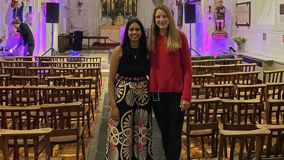 Gemeinsam in London: Maria Thamm (rechts, Thammtation Music) mit ihrer Künstlerin Sobi in der St. Pancras Church.