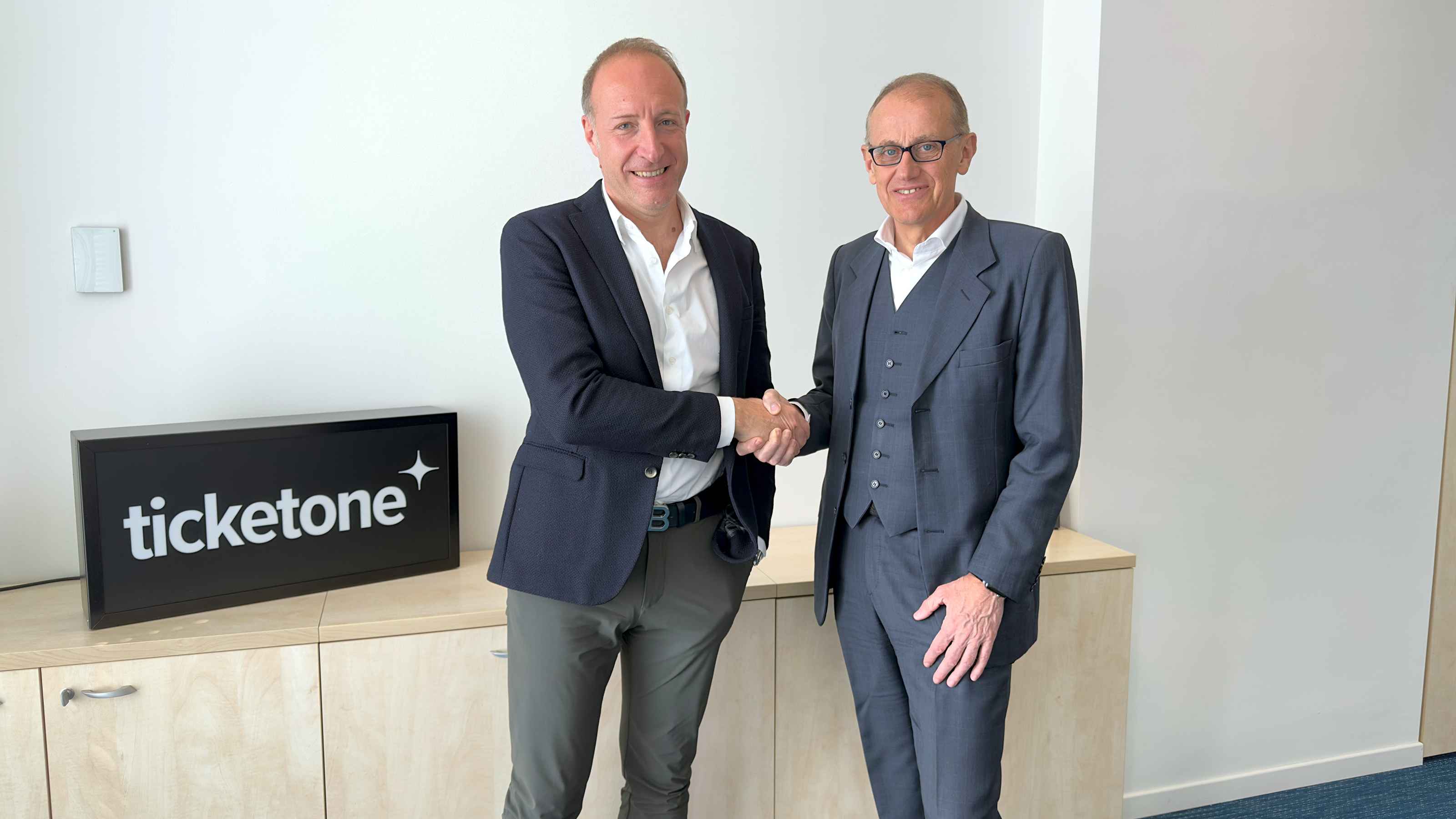 Beim Handschlag: Andrea Grancini (CEO, links) und Stefano Lionetti (ehemaliger CEO, beide TicketOne).