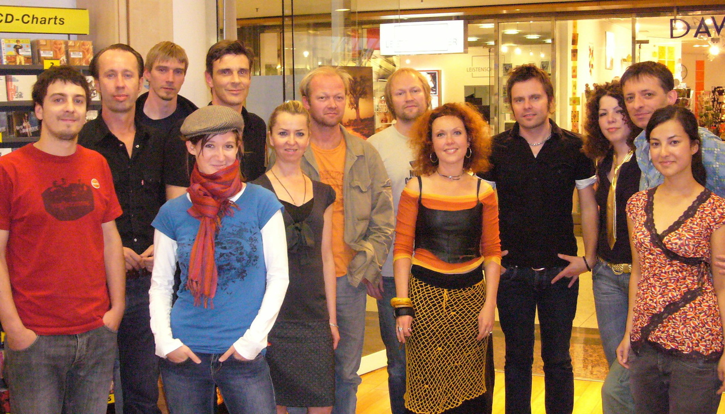 Trat bei A&O auf: Kristin Asbjørnsen (5. v.r.) mit ihrer Band, Universal-Managerin Christina Schwass (3. v.r.) und dem A&O-Team um Carsten Wien (2. v.l.) und Marc Meyer (5. v.l.)
