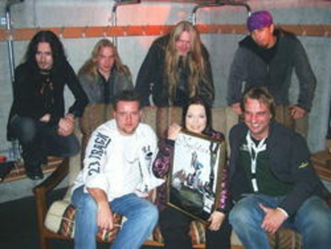 Feierten in Basel (hinten, v.l.n.r.): Tuomas, Emppu, Marco und Jukka (alle: Nightwish) sowie (vorn, v.l.n.r.: Gralla, Tarja Turunen (Nightwish) und Enrico Karolczak (Contra Promotion).