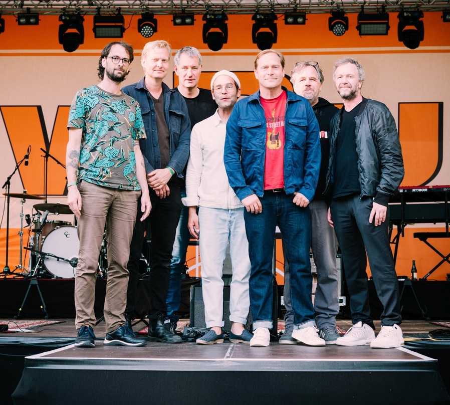 Feierten im Hamburger Stadtpark (von links) Christian Wiesmann, Danny Simons, Marc Wiebusch, Bosse, Thees Uhlmann, Rainer Ott und Axel Horn