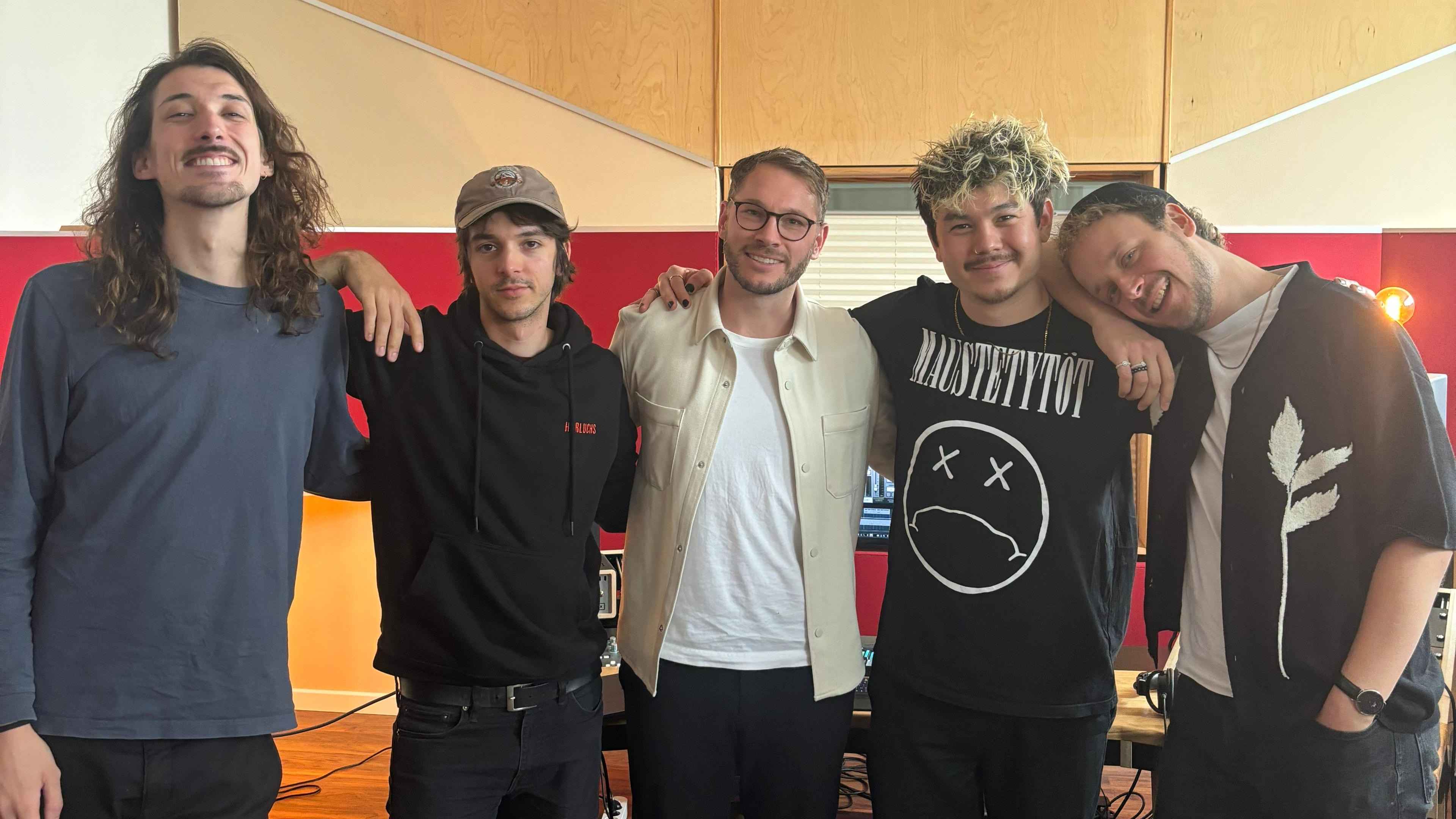 Arbeiten künftig an der Karriere der Punkband Plaiins (von links): Timon Lanzinger, David Suhlrie (beide Band), Manuel Schönfeld (Geschäftsführer SPV), Chris Reardon und Flo Kaninck (beide...