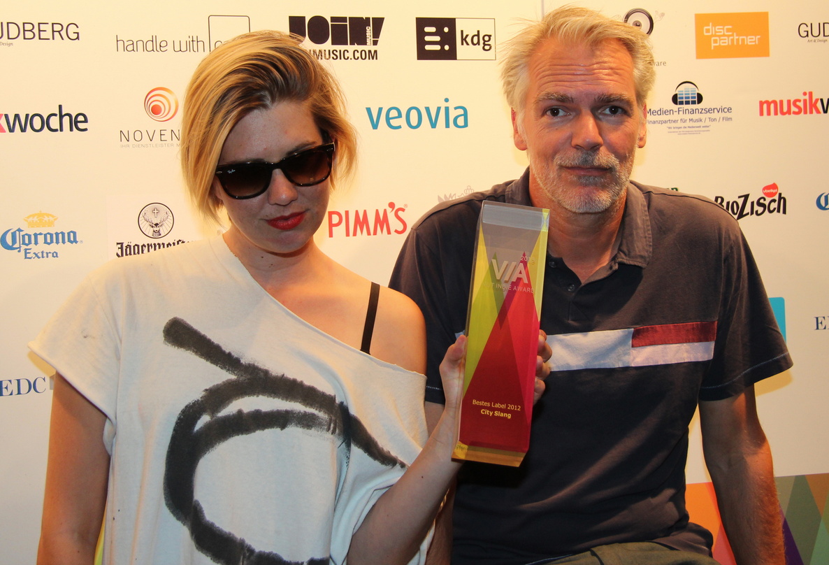 Abstimmung läuft: Bei der Premiere der VIA! VUT Indie Awards erhielt City-Slang-Boss Christof Ellinghaus, hier der Preisgala mit City-Slang-Künstlerin Erika "EMA" Anderson, einen Preis für...