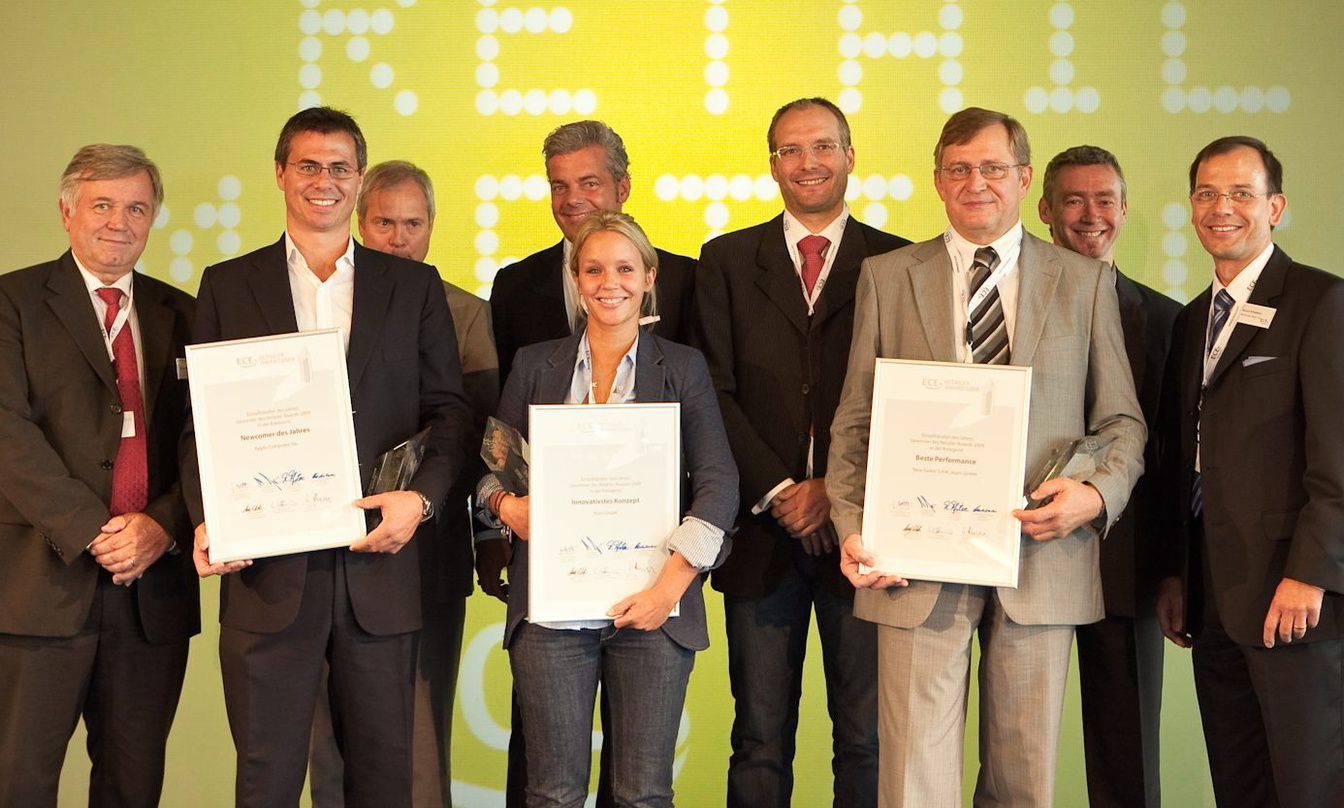Nahm den Preis für New Yorker entgegen: Expansionsleiter Reinhard Döhler (3. von rechts) mit den weiteren Preisträgern und der Jury (v.l.n.r.): Stephan Kugel (ECE), Chris Braithwaite (Appl...