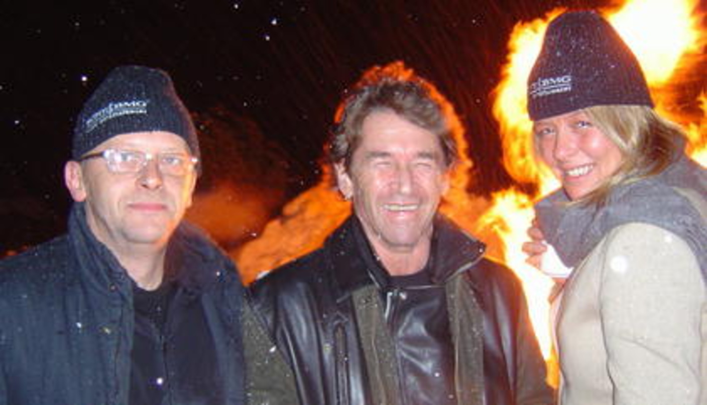 Trieben den Winter mit einem Lagerfeuer aus (v. l. n. r.): Wolfgang Orthmayr, Peter Maffay und Managerin Kathrine Standley