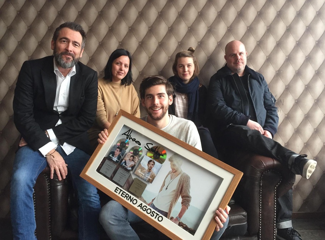 Feierten in Zürich (von links): Ivo Sacchi (Managing Director Universal Music Switzerland), Rafaela Spitzli (Promotion Manager Universal Music Switzerland), Alvaro Soler, Fabienne Bruttin ...