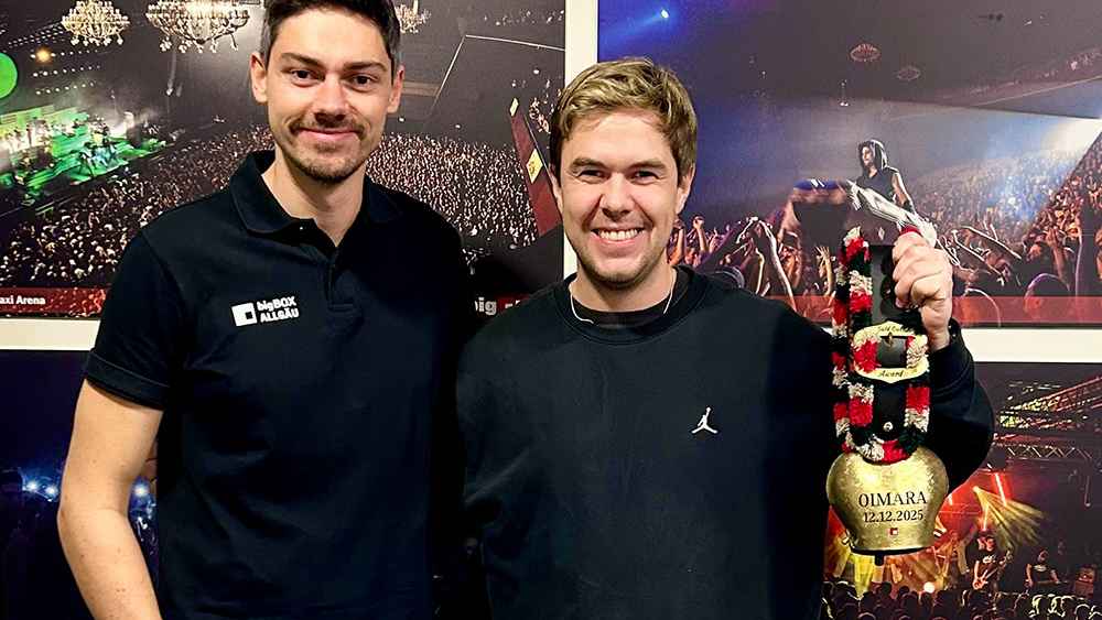 Bei der Verleihung vor der Show: Fabian Dieterle (links, bigBox Allgäu) und Beni Hafner alias Oimara.