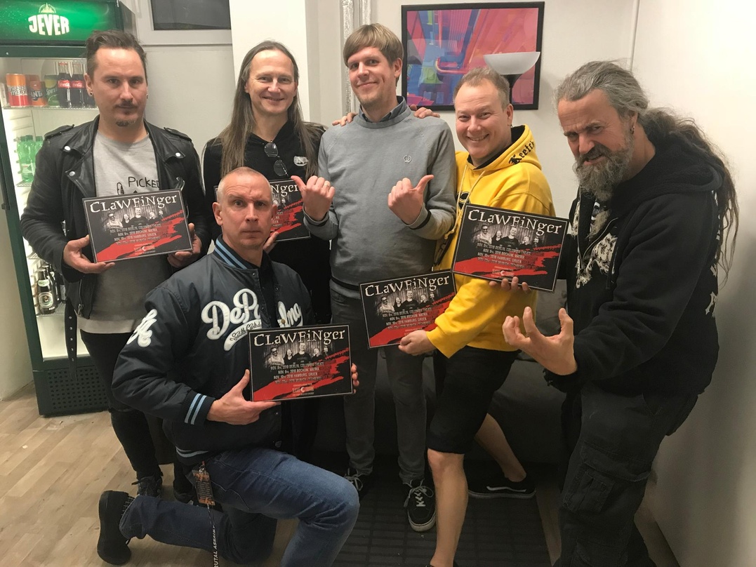 Bei der Verleihung (hinten, von links): Micke Dahlén, Bård Torstensen (beide Clawfinger), Jan Quiel (Seaside Touring, Wacken Open Air), Jocke Skog und André Skaug (beide Clawfinger) sowie ...