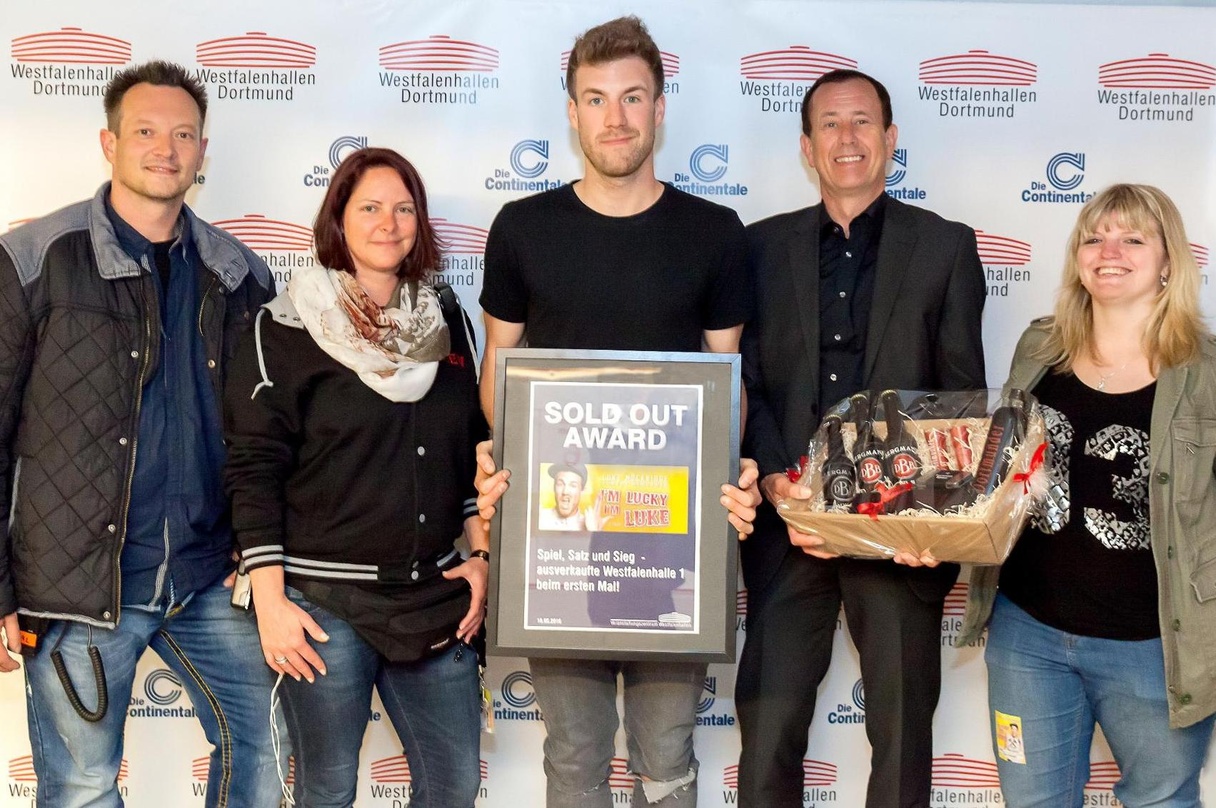 Bei der Preisübergabe (von links): Lars Hoffman (Local Production Manager Contra Promotion), Stefanie Bairlein (MTS Live GmbH), Luke Mockridge, Jochen Meschke (Geschäftsführer Westfalenhal...