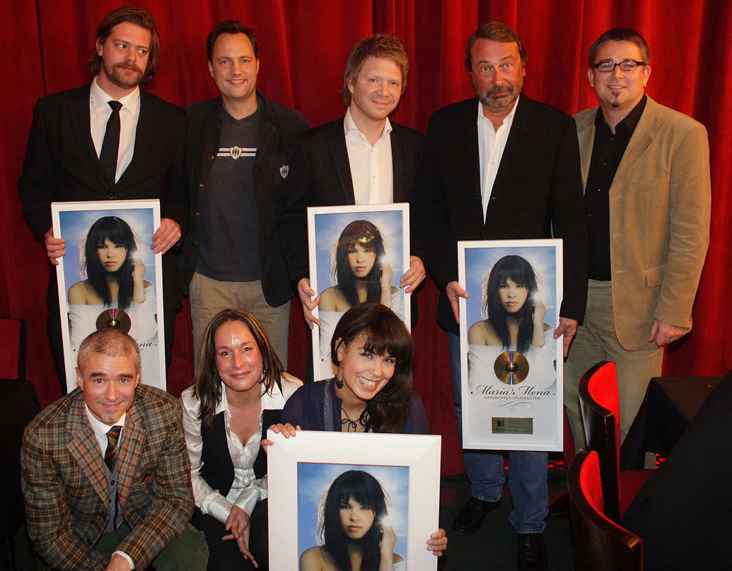 Bei der Gold-Ehrung: Maria Mena und ihr Sony-BMG-Team||Präsentieren Gold (hinten, v.l.n.r.: Odd Inge Sneve (Tourmanager Maria Mena), Edgar Berger (CEO Sony BMG), Elias Muri (Gitarrist Mari...