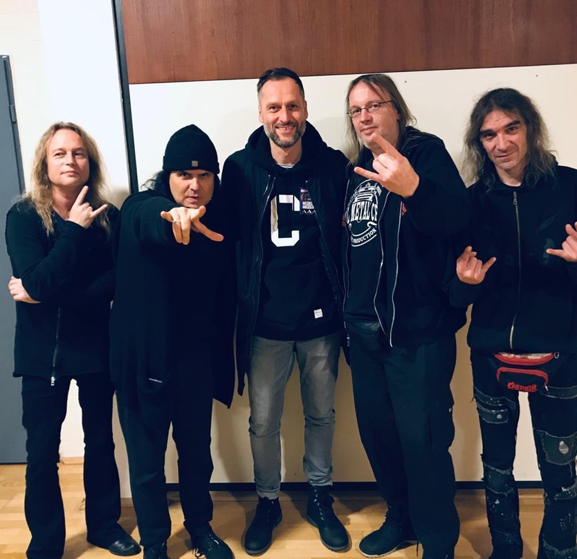 Machen gemeinsame Sache (von links): Sami Yli-Sirniö, Mille Petrozza (beide Kreator), Christian Meissner (Head of PM, Bravado), Jürgen "Ventor" Reil und Christian Giesler (beide Kreator)