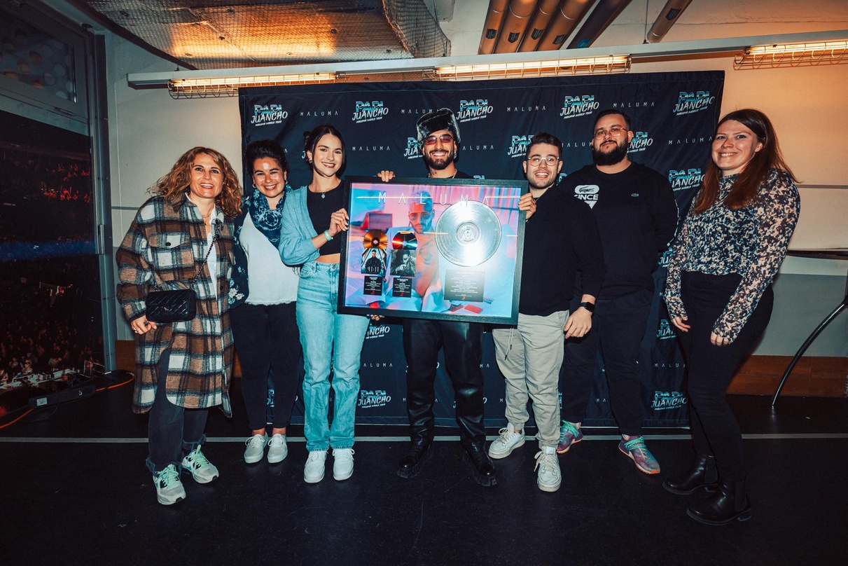 Bei der Award-Übergabe in Zürich trafen sich (von links): Anja Küng, Margaux Seidlitz, Iva Saravanja, Maluma, Daniel Kanz, Simon Leyh und Caroline Fregelius