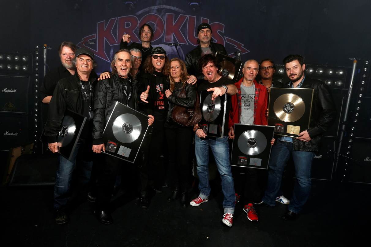 Kamen zur Platinverleihung für "Dirty Dynamite" zusammen: die Schweizer Hardrocker Krokus mit ihrem Management und dem Sony Music-Team||Kamen zur Platinverleihung für "Dirty Dynamite" zusa...
