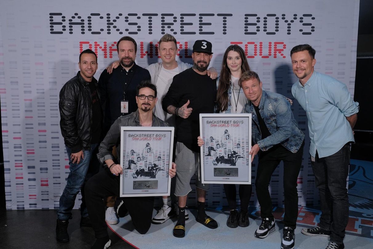 2af36211bac1a6b2a6e2502042f5527aea96c5d565078da4289d404a58ca82f0 Bei der Verleihung: Howie Dorough (Backstreet Boys), Matt Schwarz (Live Nation), Kevin Richardson, Nick Carter AJ McLean (alle Backstreet Boys), Carrie McNamara (Live Nation), Brian Littre...