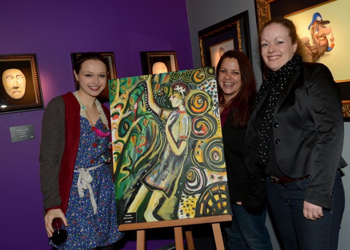 Schlagen eine Brücke zwischen Musik und bildender Kunst (v.l.n.r.): MiMi, Kristina Lange (Hard Rock Cafe) und Conny Ferdin (Hard Rock Cafe)