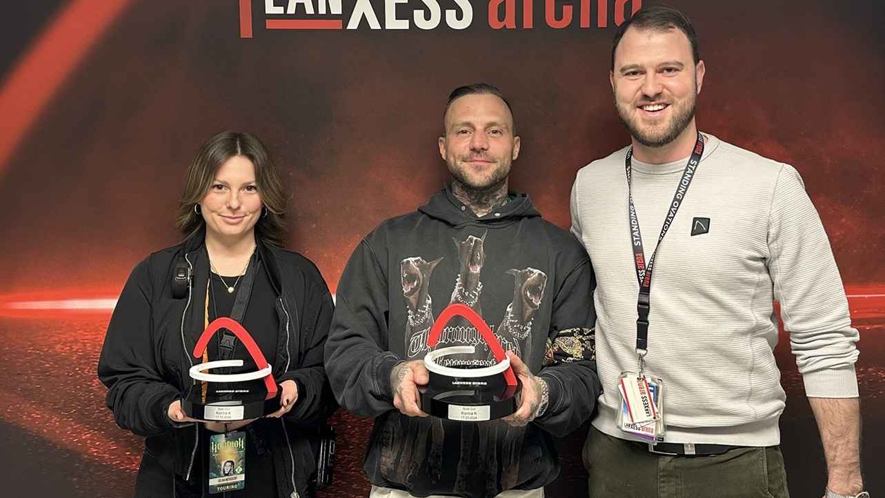 Feierten die ausverkaufte Spielstätte (von links): Selina Mersdorf (Künstler-Management), Kontra K und Carsten Heling (Lanxess Arena).