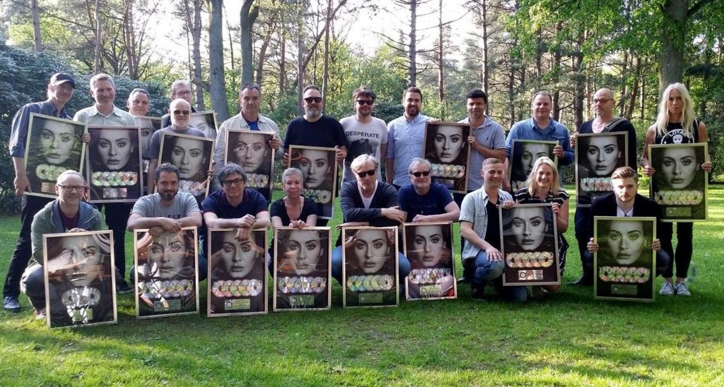 Feierten den Erfolg von Adele (obere Reihe von links): Jürgen Rottensteiner (Rottensteiner PR Wien), Markus Gieselberg (Indigo), Uli Frank (SWR 3), Michael Zimmermann (WDR2), Armin Vetter ...