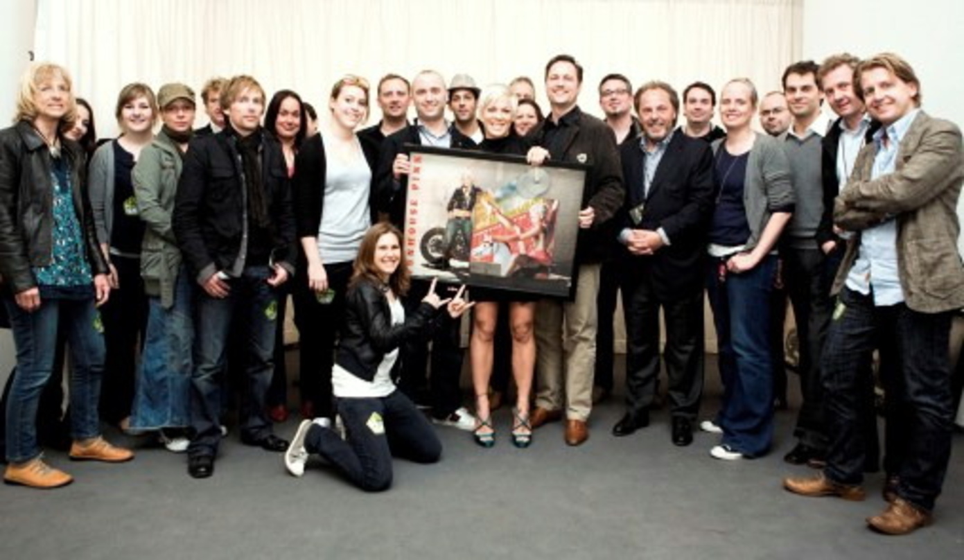 Nach ihrem Konzert in der ausverkauften Münchner Olympiahalle überreichten das Sony-Music-Team um Edgar Berger (CEO Sony Music Entertainment GSA) und Stefan Goebel (Senior Vice President S...