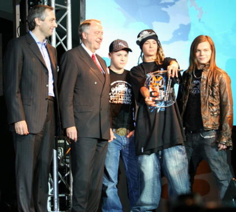 Bei der EBBA-Verleihung (v.l.n.r.): EU-Kommissar Jan Fiegel, Bernd Neumann, Gustav, Tom und Georg