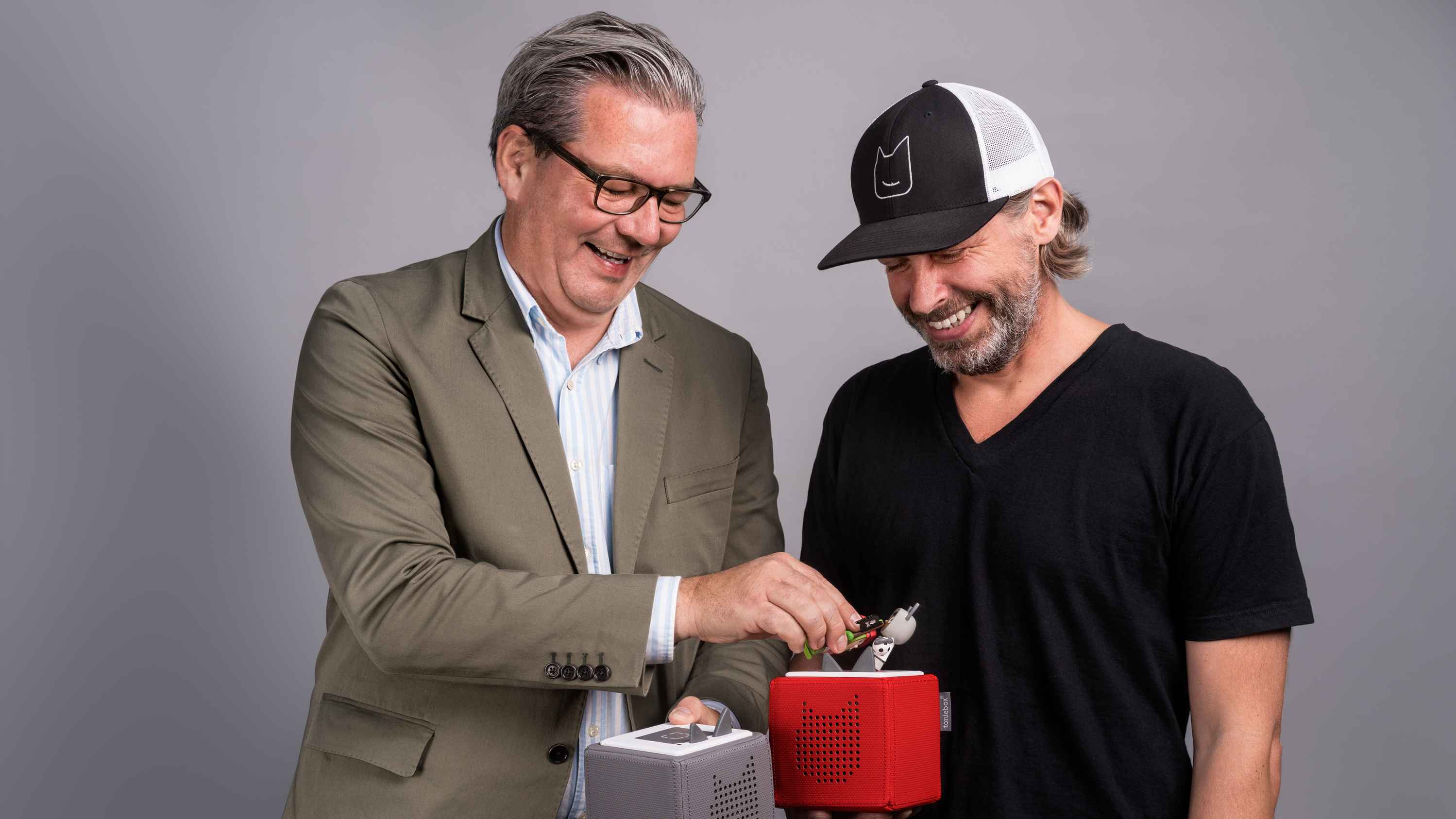2b2a8c53 9410 44b8 b118 43a4434c242b Gründeten Tonies im Jahr 2014: Marcus Stahl (links) und Patric Faßbender, hier mit der Originalausführung der Toniebox.