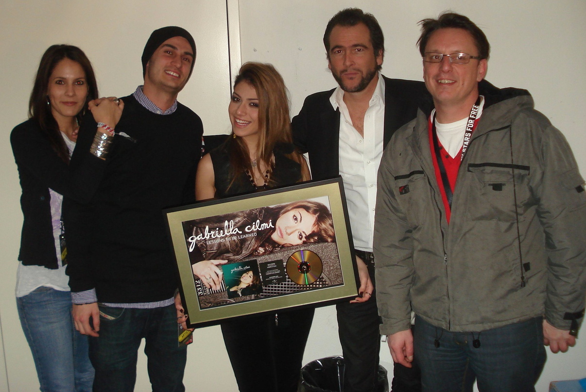Bei der Verleihung (v.l.n.r.) Delia Ryser (Senior Product Manager Universal Music Schweiz UMS), Ben Moser (Product Manager UMS), Gabriella Cilmi, Ivo Sacchi (Managing Director UMS), Hank M...