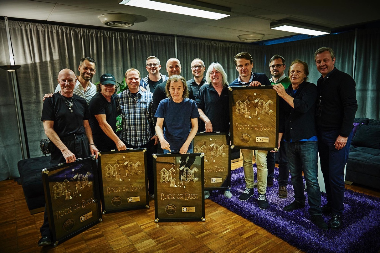 Bei der Platin-Verleihung: AC/DC mit ihrem Team von Sony Music