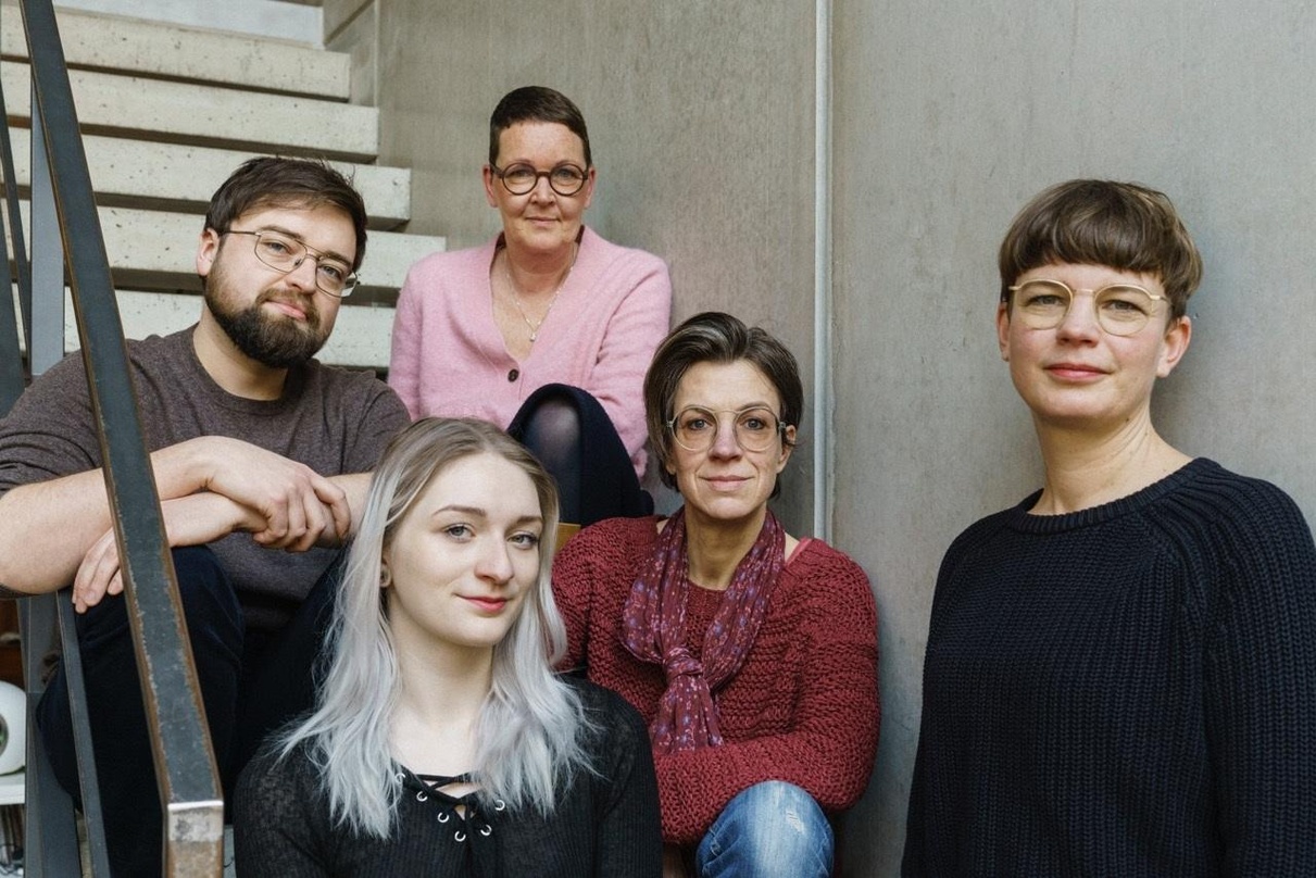 Bilden das Domino-Team (von links): Lukas Lassonczyk (Radiopromotion), Li Smilgies (Auszubildende), Anne Haffmans (Labelmagerin), Elena Nehrmann (Promotionleitung) und Steffi Thomas (Senio...