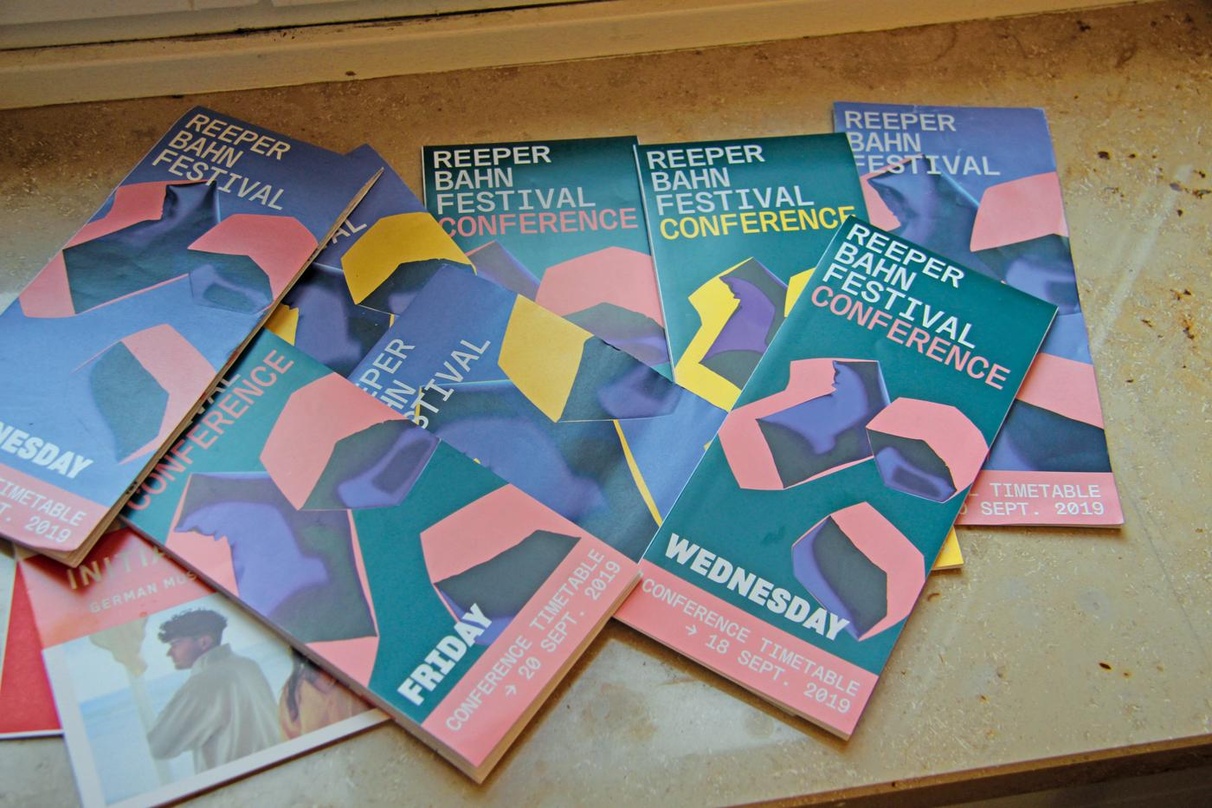 Weisen auf die Reeperbahn-Inhalte hin: die Programm-Flyer, hier aus dem Jahr 2019