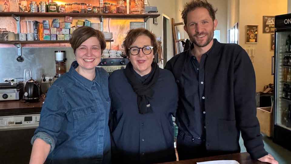 2b96a5e8 a7a2 4806 b630 e584a5da6fa1 Haben sich auf eine Partnerschaft geeinigt (von links): Isabel Lorenz (Senior Creative & Sync Manager Clouds Hill), Katharina Franck und Johann Scheerer (CEO Clouds Hill).