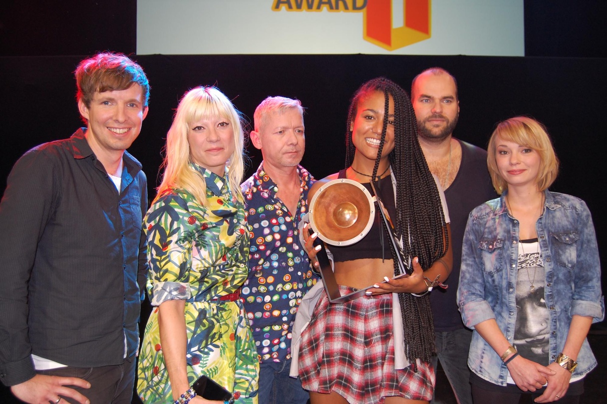 Siegerfoto bei den New Music Awards (von links): Andy Barsekow (Musikchef PULS/BR), Mieze (Mia), Matthias Fuchs (Musikchef 103.7 Unser Ding/SR), Lary, Henning Rümenapp (Initiative Musik, G...