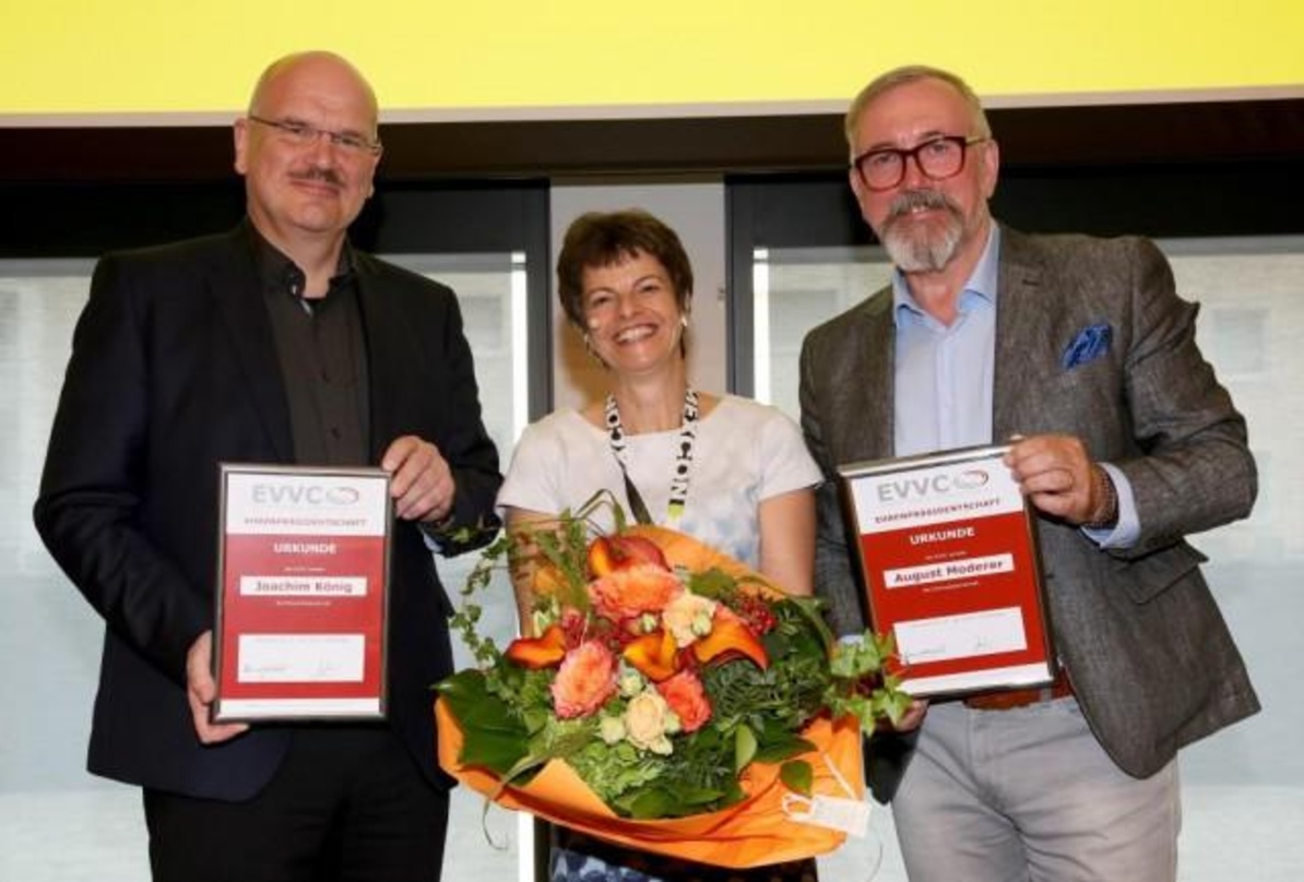 Geehrt beziehungsweise befördert: die neue EVVC-Präsidentin Ilona Jarabek mit ihren beiden zu Ehrenpräsidenten ernannten Vorgängern Joachim König (links) und August Moderer