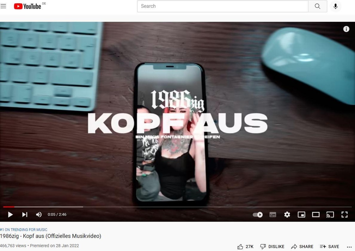 1986zig plazierte sich mit dem Video zum Track "Kopf aus" am Wochenende auf Rang eins der deutschen YouTube-Musik-Trendcharts
