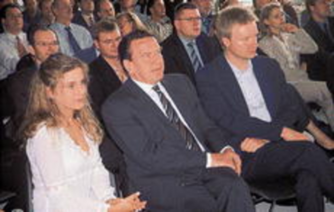 Lauschten der Präsentation der Universal Marketing Group (v.l.n.r.): Jeanette Biedermann, Gerhard Schröder, Tim Renner