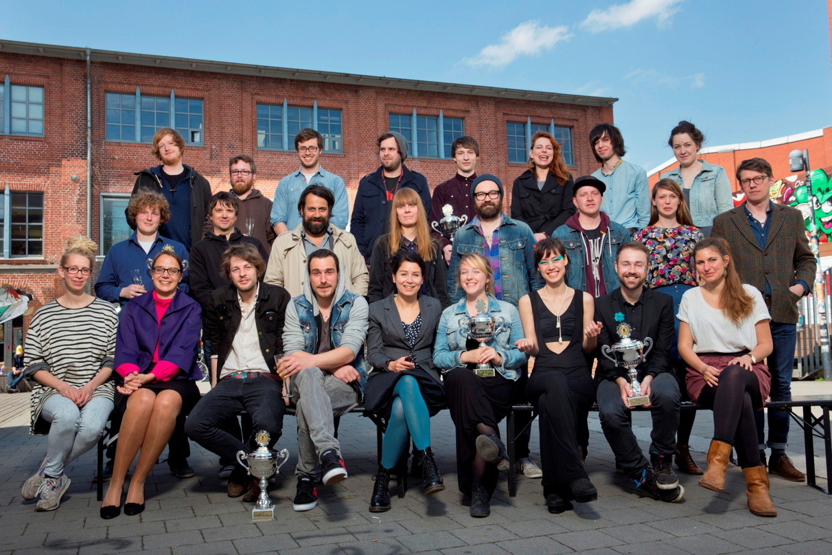 Bei der feierlichen Preisverleihung: Sieger und Jury von Krach & Getöse 2013 mit unter anderem Andrea Rothaug (vorn, Mitte), Arne Gosh (mittlere Reihe, dritter von links), Sascha Eigner (m...