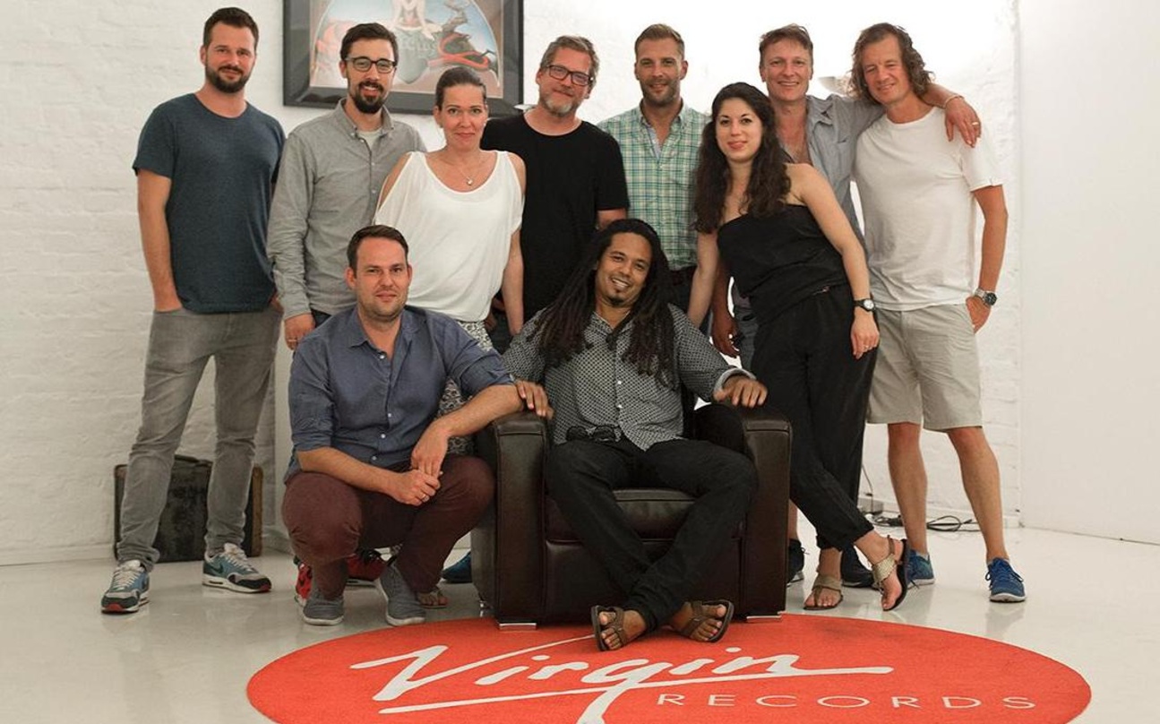 Trafen sich bei angenehmen Temperaturen (hintere Reihe von links): Felix Mussell (A&R / Booking, Virgin Records), Tobias Zumak (Senior Manager Digital Media, Virgin Records), vorne Sascha ...