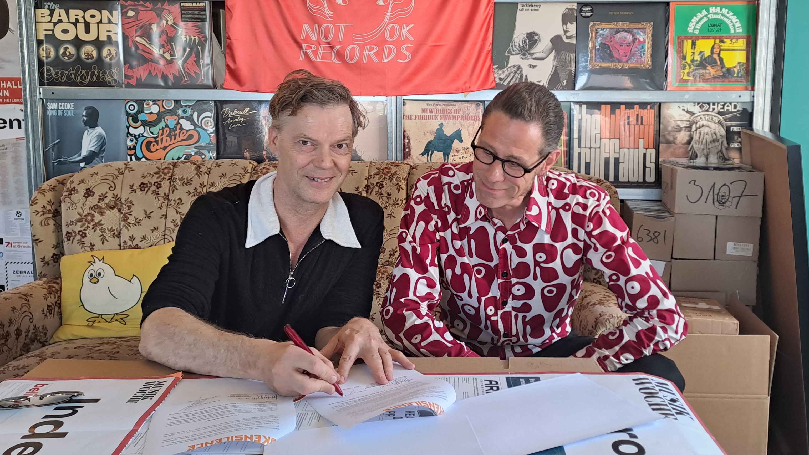 2bd45b4b 0556 425f 9cca 146f962a0722 Unterzeichneten den Deal auf branchentypischer Schreibunterlage: Christoph Twickel (Not OK Records, links) mit Jan Apel (A&R Broken Silence).