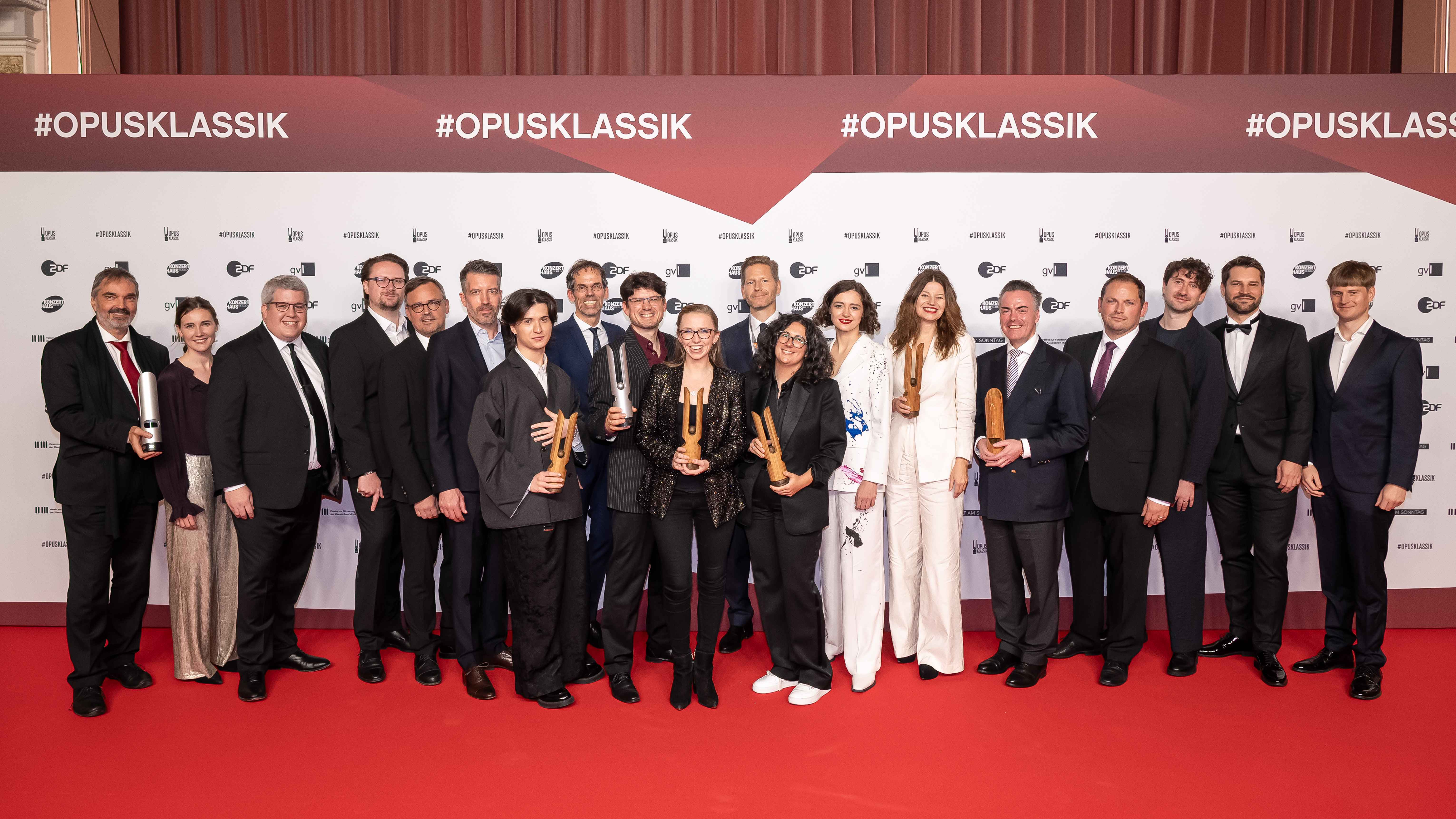 Die Sony-Music-Fraktion auf dem roten Teppich (von links): Albert Schmitt (Managing Director ), Nuala McKenna (Solo-Cellistin, beide Deutsche Kammerphilharmonie Bremen), Zachary Crystal (S...