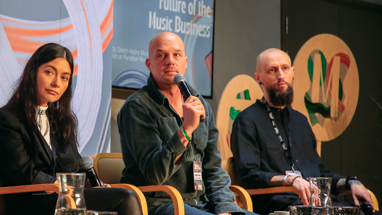 2be3b223 9f4b 4757 ab23 b8dc54e303a1 Auf der Tallinn Music Week 2024 bei einem Panel zum Thema "AI In Harmony" (von links): Misia Furtak (Künstlerin und Aktivistin), Ralph Böge (CEO und Gründer Paradise Worldwide) sowie Andre...