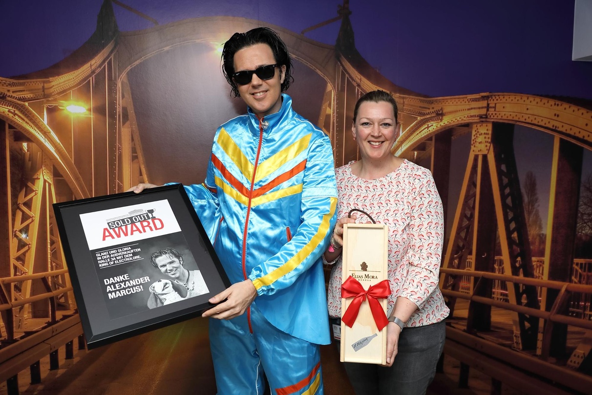 Mit Sold Out Award bedacht: Alaxnder Marcus, hier mit Gratulantin Gabi Staszak (Veranstaltungszentrum Westfalenhallen)