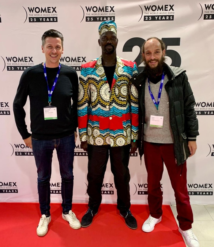 Trafen sich auf der Womex in Finnland (von links): Alexander Warnke (Pro Agency), Otim Alpha (Artist) und Derek Debru (Nyege Nyege Tapes)