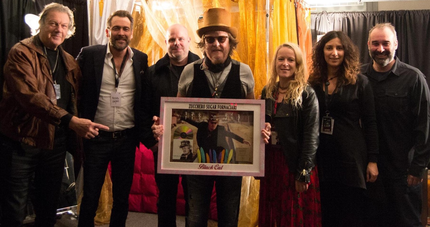 Bei der Preisübergabe in Zürich (von links): Stewart Young (Management), Ivo Sacchi (Managing Director Universal Music Switzerland), Bernd Blankenburg (Marketing Director), Zucchero, Susan...