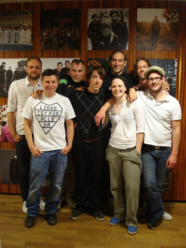 Bei der Vertragsunterzeichnung: die Band Flimmerfrühstück und ihr Universal-Team||Neue Partner (v.l.n.r.): Fiete Klatt (Manager A&R Universal Domestic Rock/Vertigo Berlin), Dietmar Punte (...