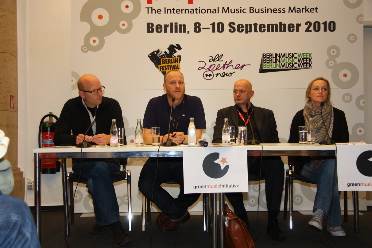 Stellen grundsätzliche Fragen (v.l.n.r.): Moritz van Dülmen
(Kulturprojekte Berlin), Jacob Bilabel (Green Music Initiative), Olaf
Kretschmar (Berlin Music Week) und Finja Götz (Melt Booking)