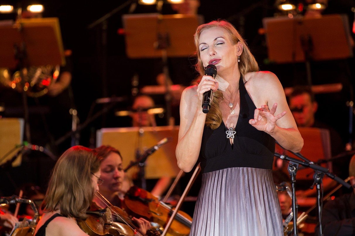Sang Chansons beim französischen Abend auf dem Gendarmenmarkt: Ute Lemper