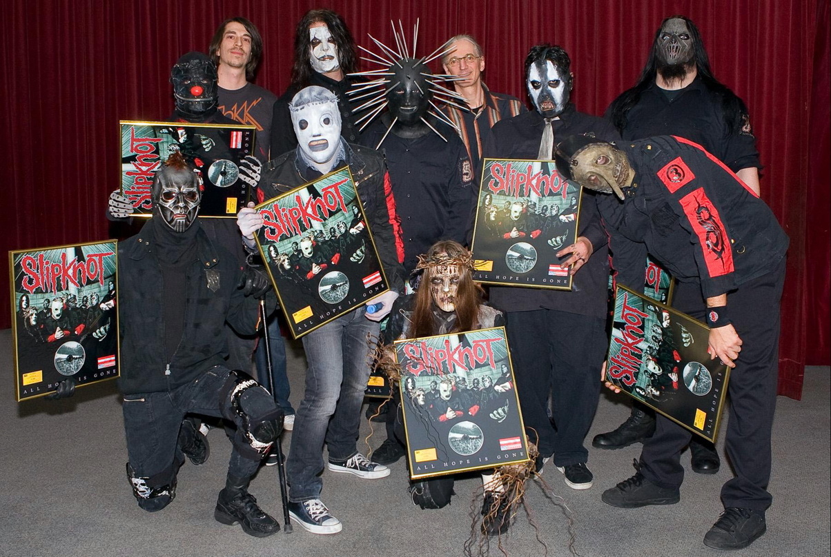 Bei der Verleihung: Robert Krigovszky (hinten l., Labelmanager edel musica), Jürgen
Rottensteiner (hinten, 3. v.l., Head Of Marketing edel musica) und die Slipknot-Musiker