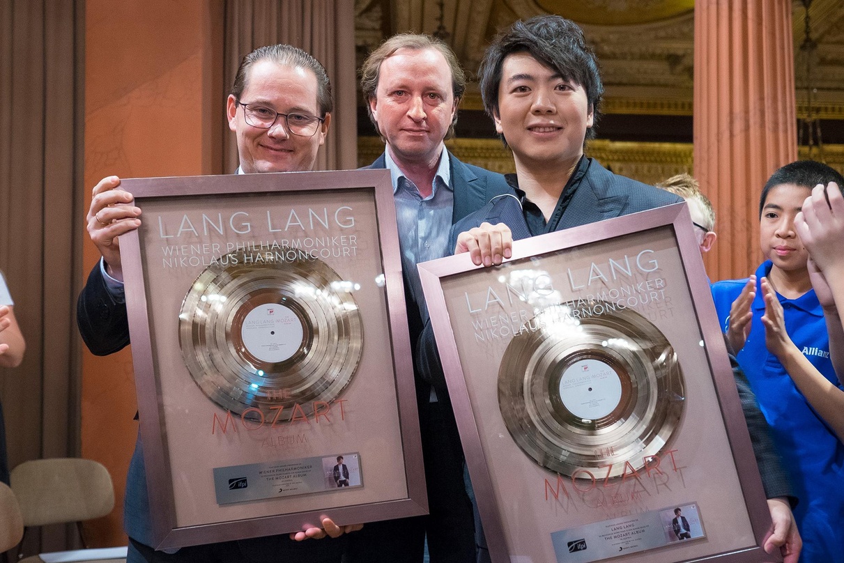 Freuen sich über Platin (von links): Andreas Großbauer (Vorstand Wiener Philharmoniker), Oliver Wazola (Head of Classics & Jazz Sony Music Austria) und Lang Lang