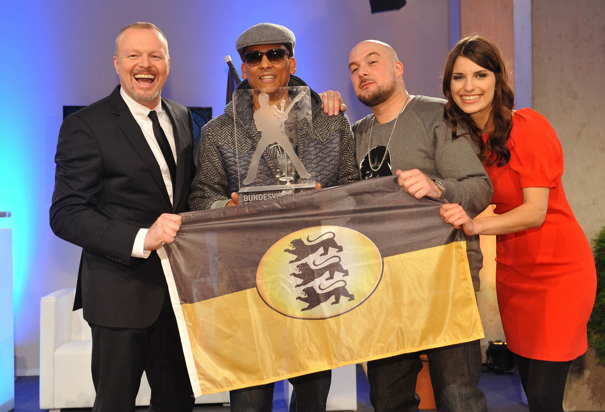 Favoritensieg beim Bundesvision Song Contest 2012 (von links): Initiator Stefan Raab, das Xavas-Siegerduo Xavier Naidoo und Kool Savas sowie Moderatorin Sandra Rieß